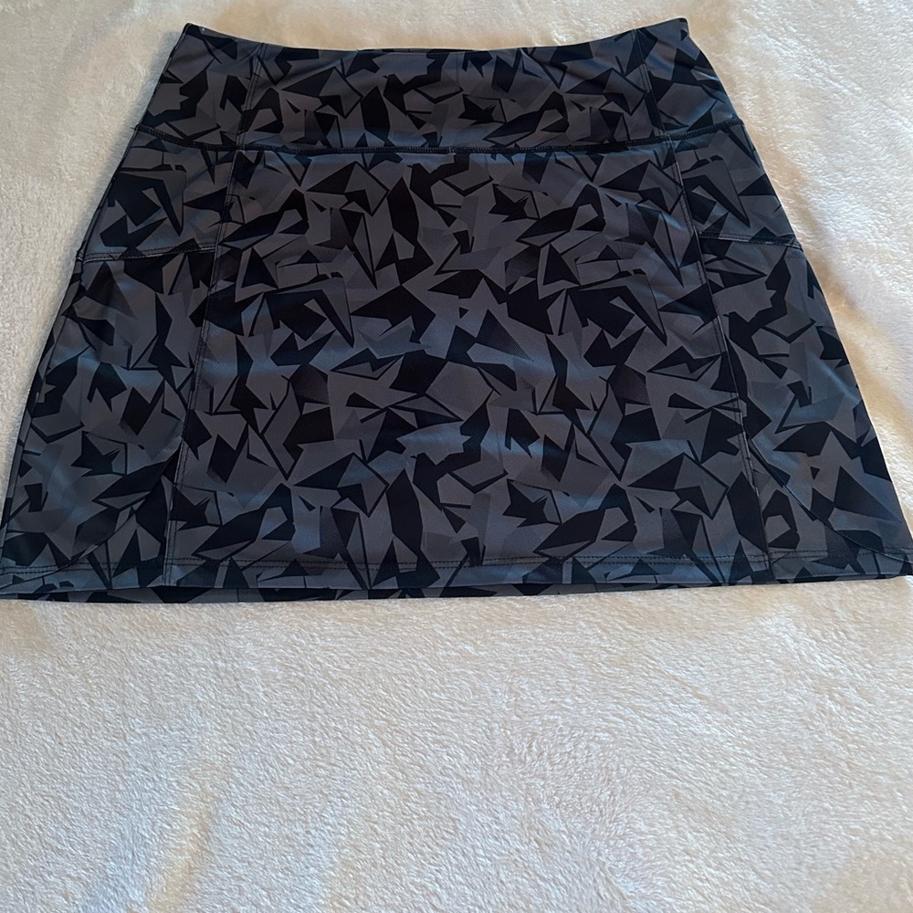 18 Birdies Women’s Black & Gray Patterned Active Skort UPF 50